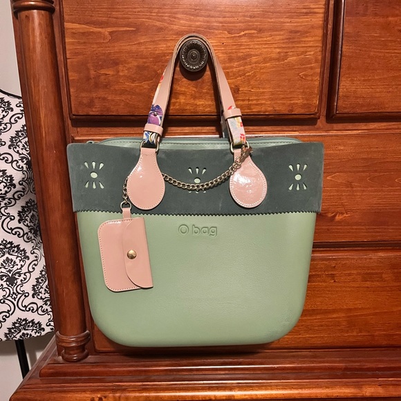 Green O Bag mini with suede accent trim, pink patent handles and coin pouch. - Picture 1 of 6
